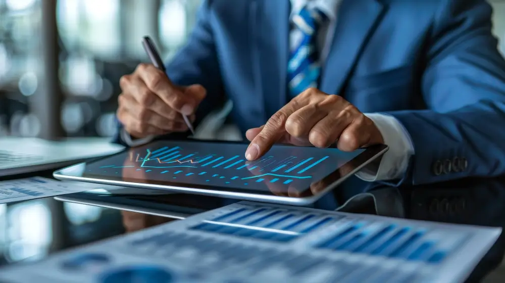 financial account and money tracking img